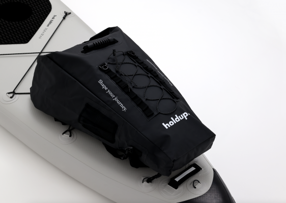 «Finally a bag that won’t end up in the water» This is the first waterproof bag specifically dedicated to practice. For the first time, the bag comes to marry the outline (the shape) of the paddle, to place itself completely on the front or on the back. 4 carabiners are provided on the back of the bag to be attached directly to the rings provided on the model of trekking.